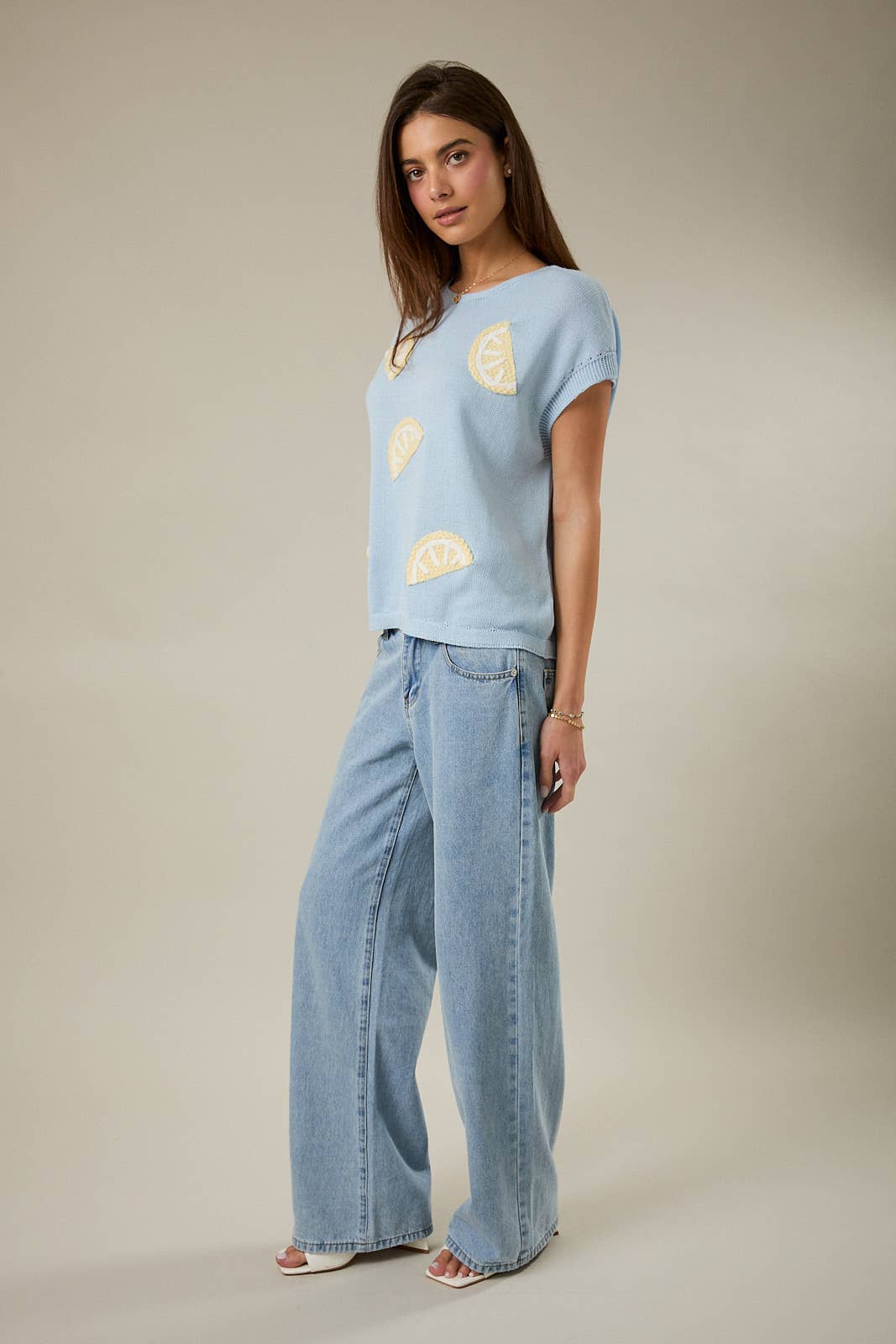 ROUND NECK COVERED SHOULDER LEMON PATCHED KNIT TOP